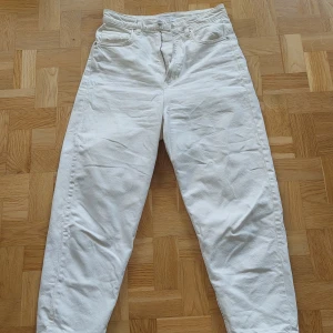 Jeans - Vita jeans från Zara. Mer baggy i passformen.