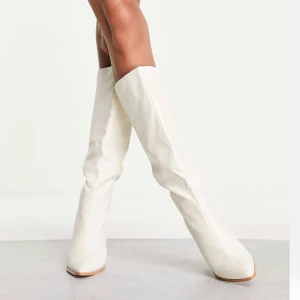 Vita boots - Säljer dessa fina boots då de inte kommer till användning. Aldrig använda så i nyskick. Super snygga nu till hösten med en stickad tröja å kjol. Nypris 610kr, slutsålda på hemsidan.