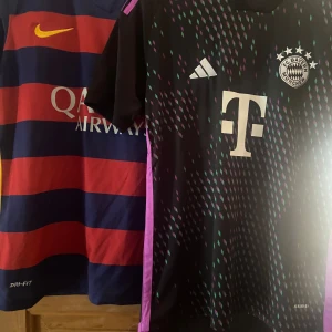 Football jersey - Perfekta tröjor, nummer 9 och mitt efternamn på båda, 599:- styck, pris ej satt i Sten. Extra rabatt om du köper båda 