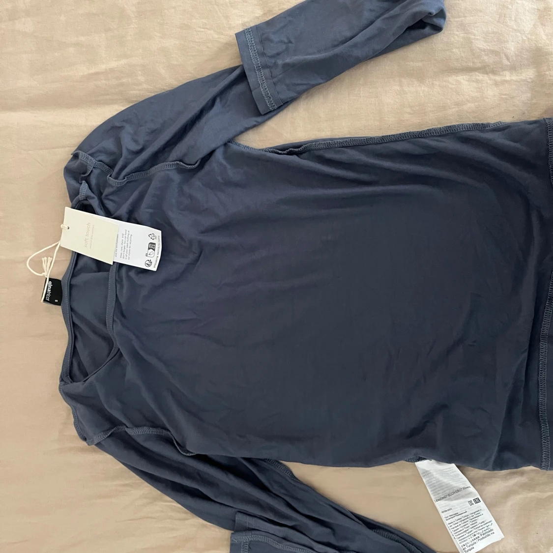 2 st skimsliknande långärmade tröjor - 90