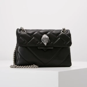 Kurt Geiger Väska - Säljer min jättefina väska från Kurt Geiger London❤️ Nypris ca 2500kr, pris går att diskutera❤️Har några små defekter men som knappt syns, kan skicka bilder❤️Man får med påsen till väskan❤️