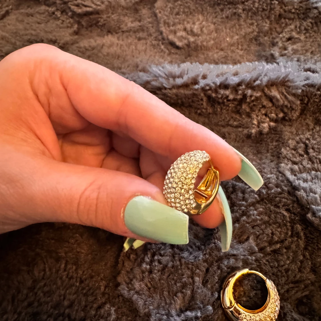 Två par örhängen med pärlor och strass - 92