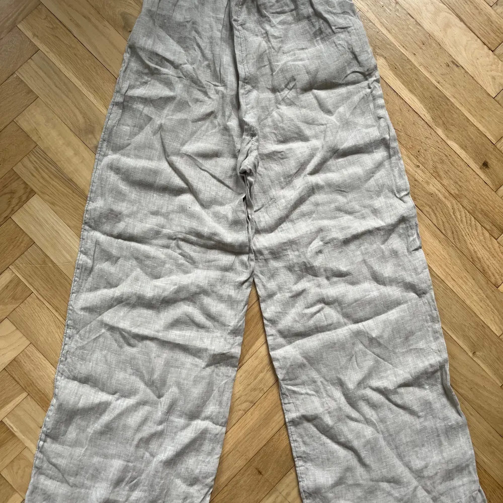 Beigea linnebyxor från Gina tricots premiumkollektion, endast använda en gång!. Jeans & Byxor.