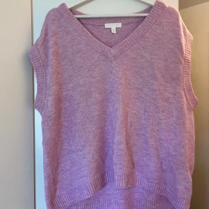 Stickad väst - Fin rosa väst prefekt nu till hösten, endast testad🩷 Storlek S men är lite oversized så passar även M