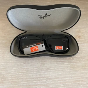 Klassiska Ray bans  - Ett par klassiska Ray-bans i färgen svart. Helt nyköpta och oanvända plus att skalet kommer med. Köpta utomlands så vet ej om de är riktiga eller inte.