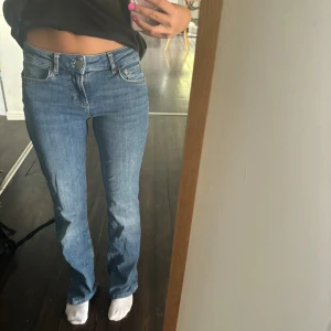 Blåa zara bootcut / straight jeans - Superfina jeans från zara mid / lowrise i storlek 34, endast använda 1 gång!