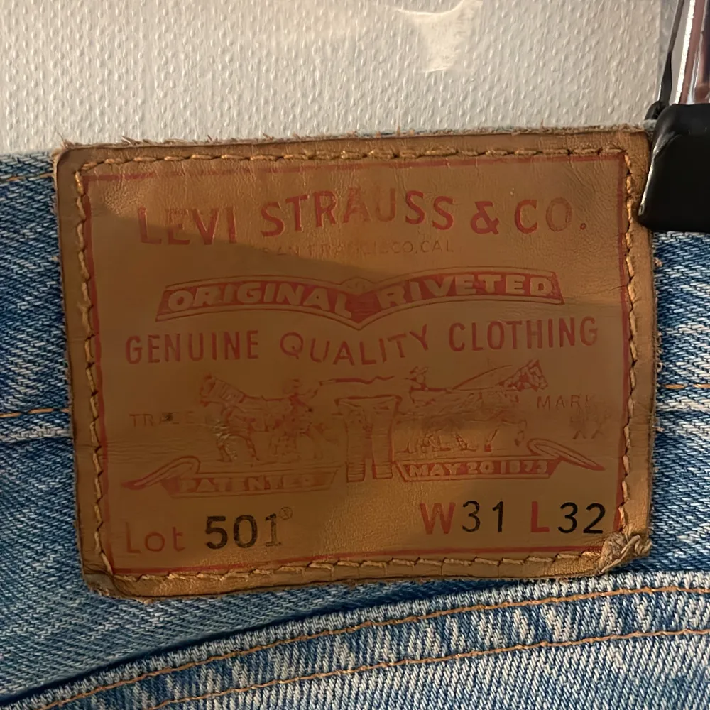 Säljer ett par klassiska Levi's 501 jeans i en snygg ljusblå tvätt som har en rak passform. Finns inga tydliga tecken på användning utan har använts sparsamt (skick 8/10). Hör gärna av er vid frågor eller funderingar!. Jeans & Byxor.