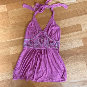 Rosa halterneck linne  - Rosa halterneck linne med pärl detaljer aldrig använd