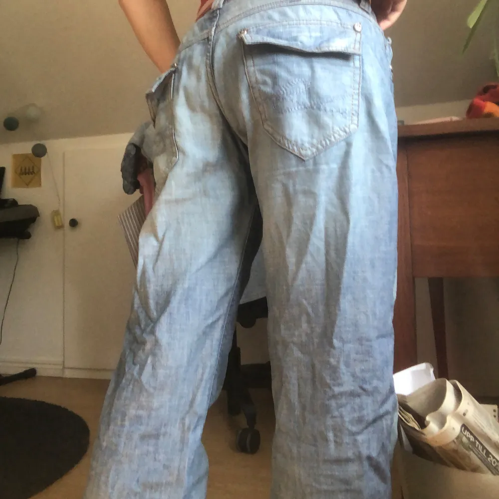 Säljer ett par snygga blå, lågmidjade, vida jeans från Edc By Esprit. Snygga bakfickor och jättesköna. De är i storlek M, men passar också S. Jag är 158 och midjemåttet är 39 rakt över. Hör av dig om du har fler frågor.💓. Jeans & Byxor.