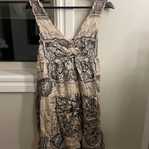 Oddmolly klänning - Supersöt odd molly klänning från Sample sale. Köpt för 1200❤️ strl (1) motsvarar ungefär S/M