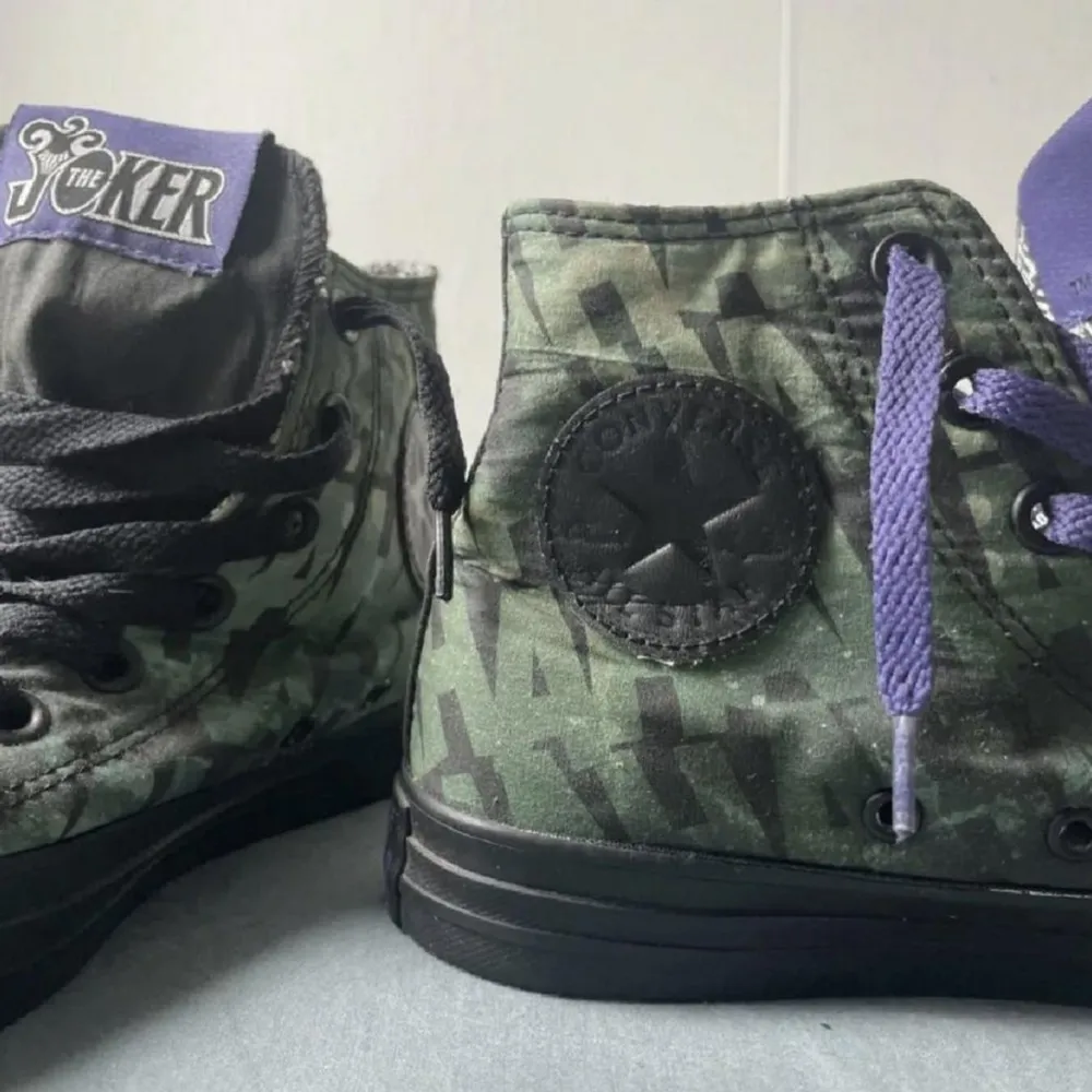 Unika och riktigt snygga converse med Jokernmotiv. I stort sett oanvända, testade bara. Kan skickas, då står köparen för frakten på 65:-   Betalning sker via swish och jag skickar snarast möjligt!. Skor.