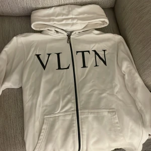 Valentino tröja - Hej! Säljer min Valentino hoodie i storlek m som bara ligger i garderoben, inga skador eller sådant!