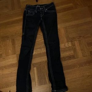 Svarta jeans från True Religion - Säljer ett par true religion jeans 😙 Knappt använda då de var för långa för mig som är 160 skulle säga att de passar mer för folk som är runt 167 