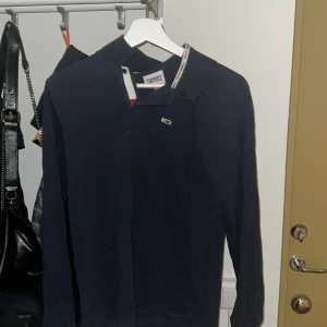 Tommy jeans piké  - Mörk Blå långärmad Tommy jeans piké i storlek S. Aldrig använd, utmärkt skick. 