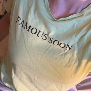 Cool tröja från Zara där det står ”Famous soon” den är ljusgrön och är i storlek S💕