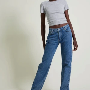 mid wide jeans - jeans ifrån bikbok, tror de är kapade så passar dig som är ca 160-165 cm. Orginalpris 699:-  Pris går att diskuteras😊