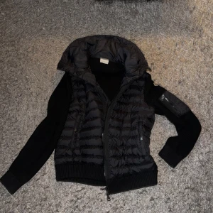 Cardigan  - Säljer den, blev trött på den  Passar för storlek S och M  Scan funkar och qr kod 