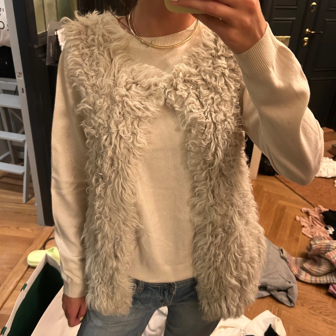 Beige pälsväst