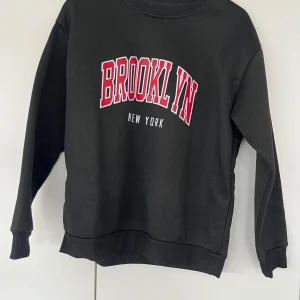 Sweatshirt med tryck - Väldigt bra skick, skön och snygg. Kommer tyvärr inte till användning längre.