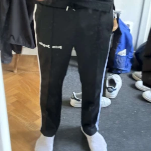 Palm angels byxor  - Tja! Säljer mina palm angels byxor, behöver pengar enda anledningen!  Skriv om du vill byta mot något