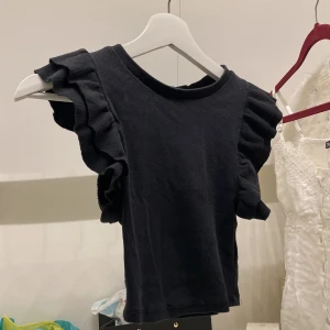 Zara tröja 🥰 - En volangtröja från Zara i storlek S, köpt för 1-2 år sedan🥰 tvättas innan den skickas!