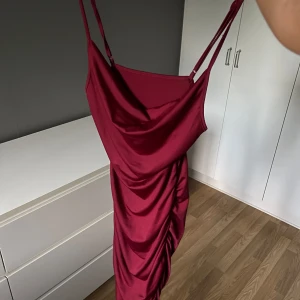 Röd cocktail klänning - Jättefin midiklänning, aldrig använd