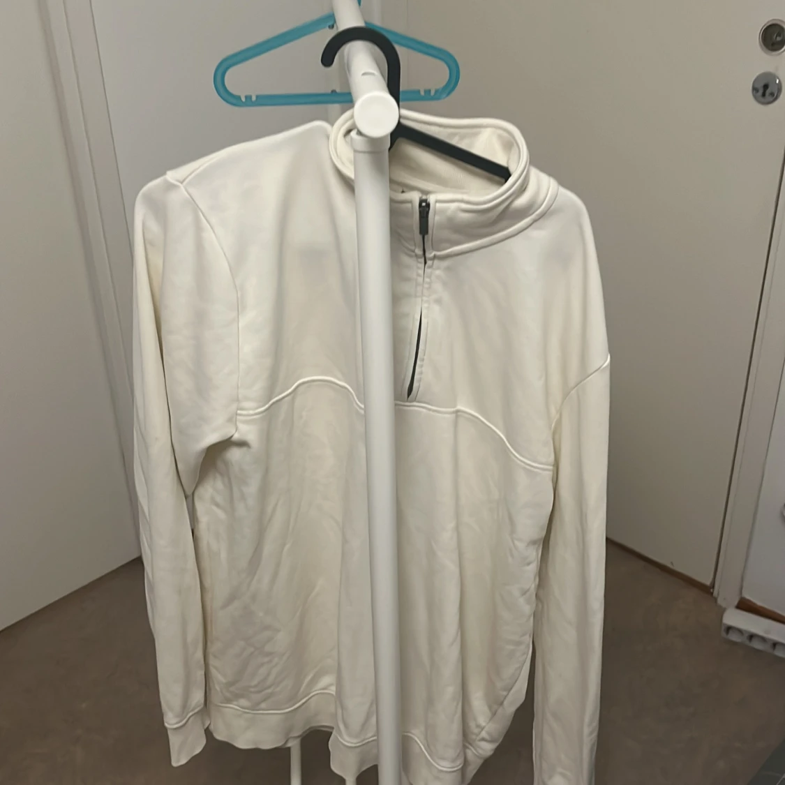 Vit tröja med dragkedja från Dressmann