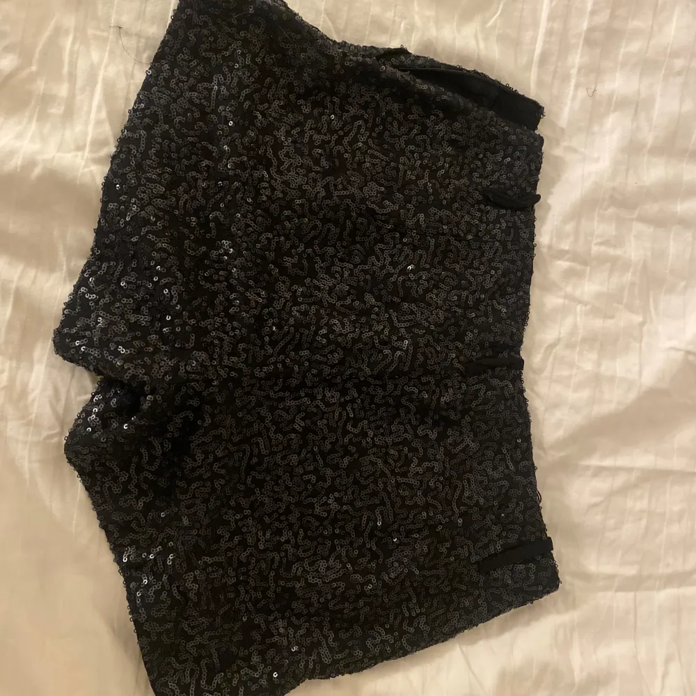 Såå snygga glitter shorts i storlek S från selected femme! Kommer tyvärr inte till använding ❤️. Shorts.