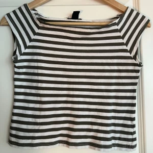 off shoulder topp - superfin off shoulder topp, randig i vit/grön färg (se den andra bilden för mer acurate bild av färgen). äldre H&M i storlek S, fint skick ❤️‍🔥