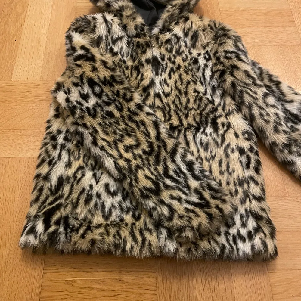 Säljer en jätte snygg leopard jacka som passar perfekt till hösten, nästan aldrig använd och har inga defekter, storlek xs men passar även s , säg till för fler bilder. Jackor.