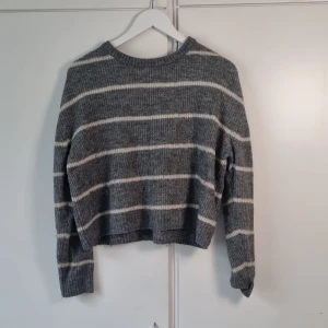 Gråvit randig tröja  - Jättemysig tröja som jag köpte på h&m för ett tag sedan. Passar bra med vad somhelst💞✨️ Mjukt material 