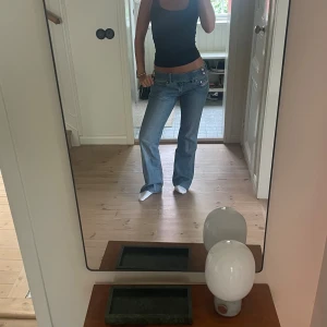 Diesel jeans - Säljer dessa jätte snygga jeans från diesel. Waist 29 och passar mig som vanligtvis har strl 36/S. Jeansen är avklippta och passar mig i längden som är ca 164cm.