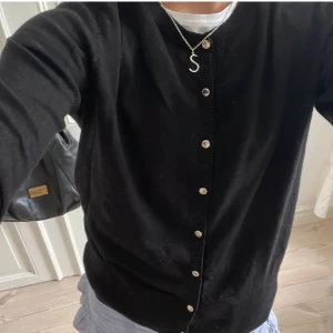 Svart kofta från Holly & Whyte - Säljer denna fina kofta från Lindex märke Holly&White. Perfekt nu till hösten/ vintern!😇