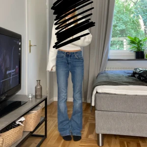 Mörkblåa low waist bootcut jeans - Ett par så snygga mörkblå low waist bootcut jeans ifrån Vero Moda! I ett jättefint skick!💓💓