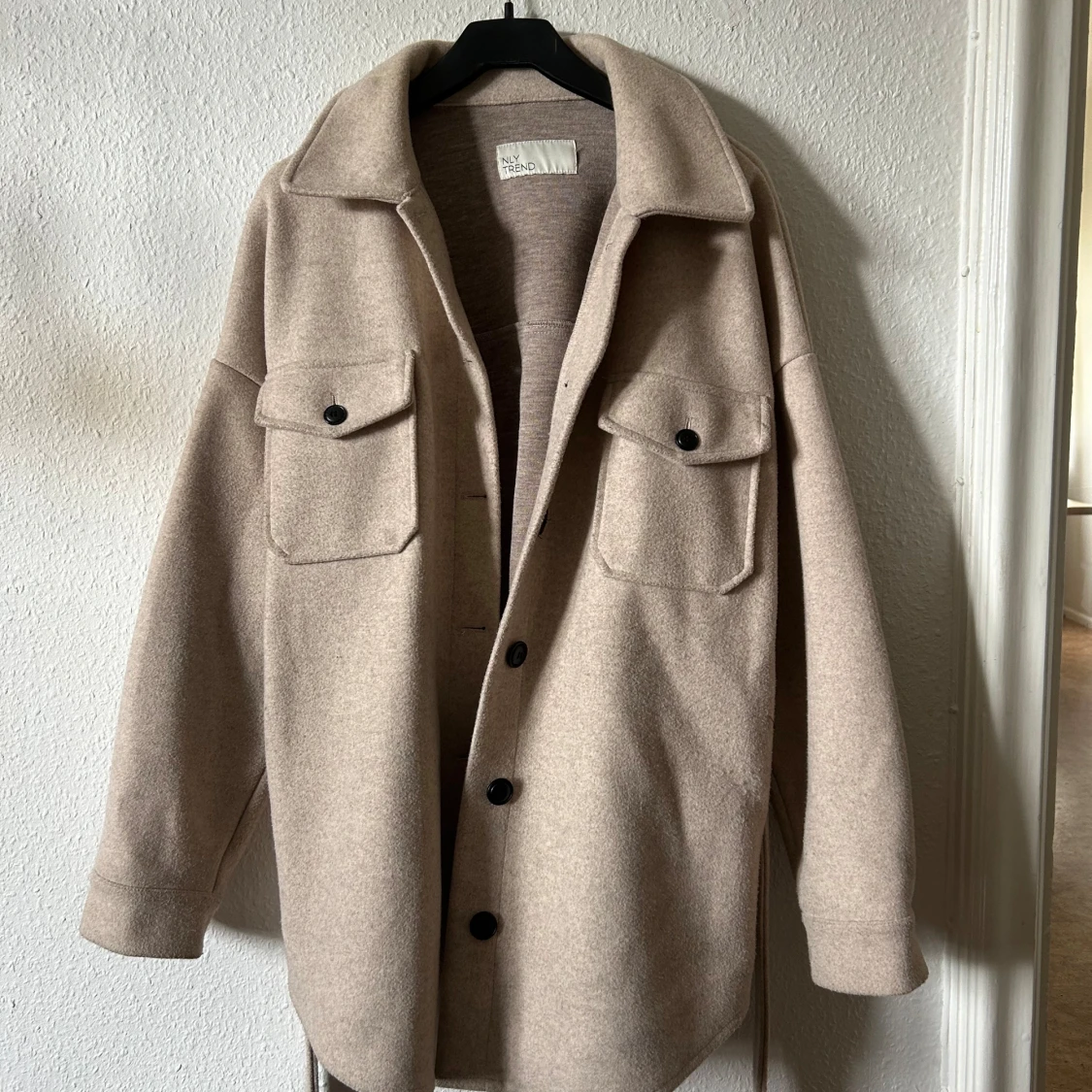 Beige overshirt från NLY Trend - 90