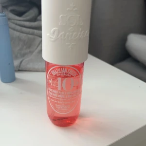Sol de Janeiro 90 ml - Säljer denna då ja inte använder den längre, fint skick, ni ser hur mycket som är använt. Om ni undrar nått bara hör av dig🤍