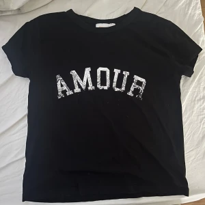 Gina young t shirt - Gina t shirt med texten Amour! Säljs inte i butik längre, Nyskick💕 Storlek 158/164 passar mig som är 157💕