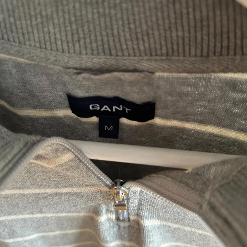 Gant halfzip strlk: M Bomull, grå Bra skick, inga defekter Modell: 182cm 67kg. Tröjor & Koftor.