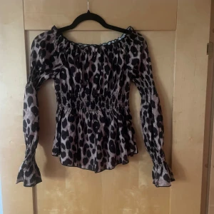 Leopard topp - Jätte fin off shoulder topp.  Aldrig använt den. Fått den så vet ej märket då det ej finns någon lapp. 