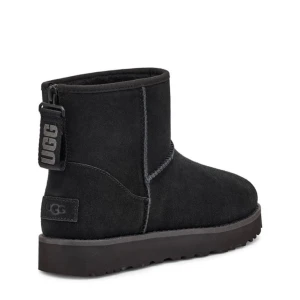 Svarta Uggs - Säljer dessa unika väldigt snygga UGGS som är sparsamt använda och bra kvalité! Fler bilder går att få! Köpta för 2200 kr, säljer för 1000 kr + frakt🖤