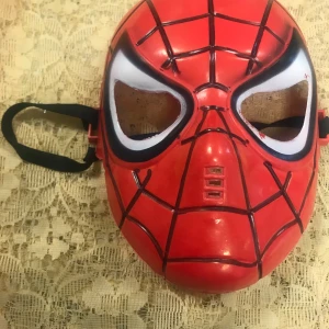 Spindelmannen Mask  - Finns fler kvar  Färg, svart eller röd  kvar 