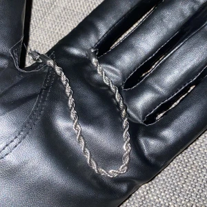 Armband - Snyggt armband knappt använd. 