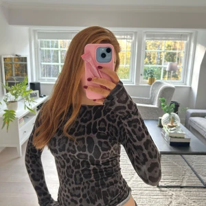 Cool leopard tröja - Super cool och skön tröja från hm som jag klippt av vid halsen då den tidigare var polo! Men det syns inte och flärpar inte upp sig ❤️