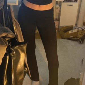 Folded Yoga Pants - Bekväma svarta yoga pants från Lager 157 i storlek S💗Köptes för 200 kr knappast använda