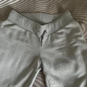 Low waist mjukisbyxor  - Nya utan prislapp  Låg midja, utsvängda  Storlek 158 , passar en xs