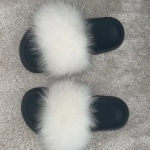 Vita fluff tofflor  - Bra skick, köpt från furstockholm på instagram, strl 38-39 💗