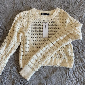 Stickad tröja  - Säljer denna fina stickade tröja med öppen rygg från Gina, helt oanvänd med prislapp kvar💕