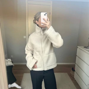 Teddy jacka - Populär teddyjacka från Hm fin passform. Sparsamt använd väldigt fint skick