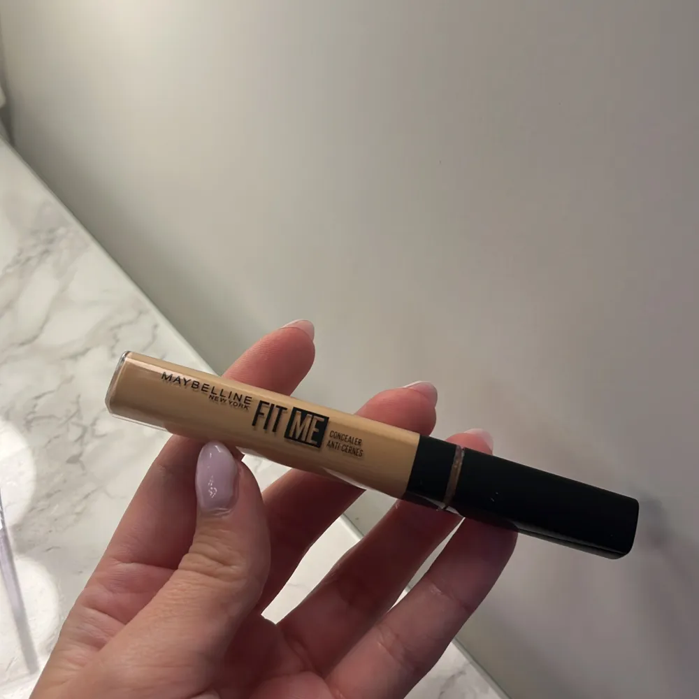 En helt ny fit me concealer i färgen 25 sand. Säljer för att jag köpte fel färg. Skönhet.