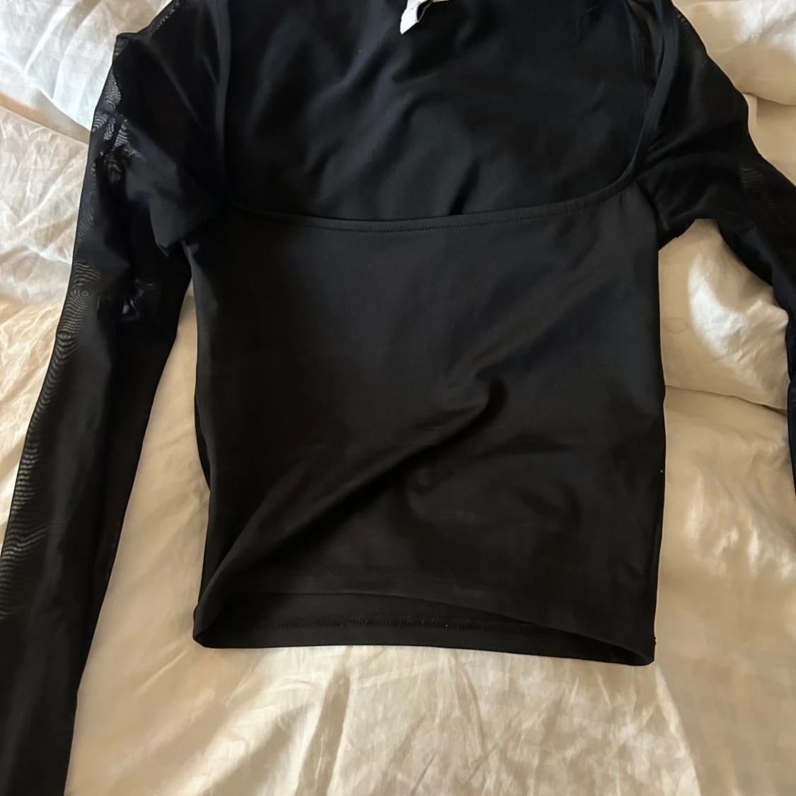 Topp med mesh ärmar